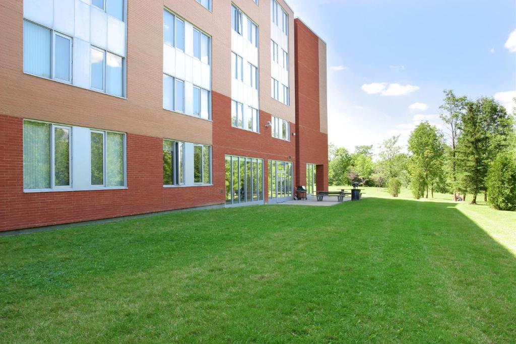 Residence & Conference Centre - Брамптън Екстериор снимка
